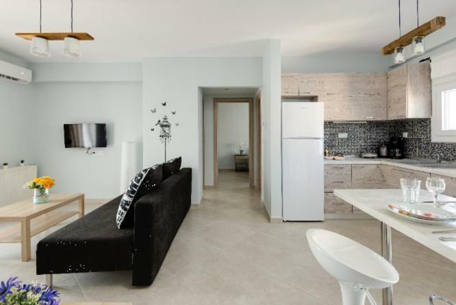 Bright Spacious Two-Bedroom Apartment เทสซาโลนิกิ ภายนอก รูปภาพ