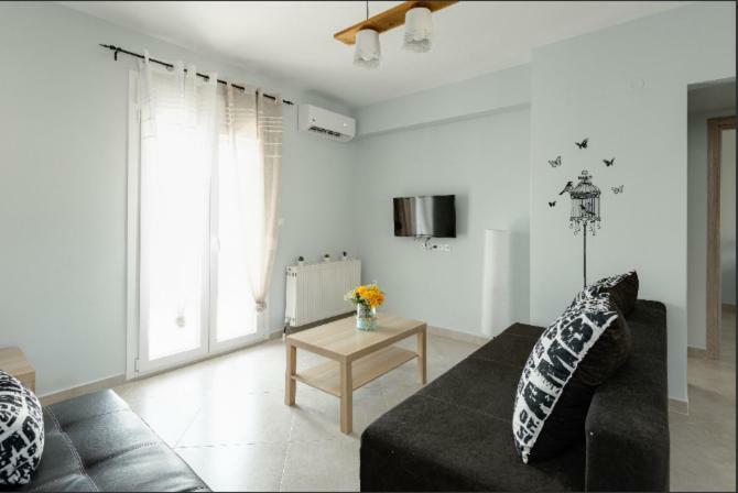 Bright Spacious Two-Bedroom Apartment เทสซาโลนิกิ ภายนอก รูปภาพ