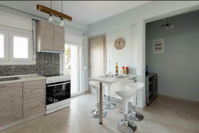 Bright Spacious Two-Bedroom Apartment เทสซาโลนิกิ ภายนอก รูปภาพ