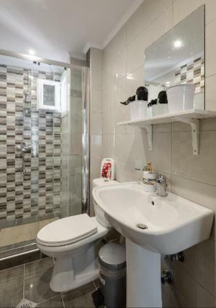 Bright Spacious Two-Bedroom Apartment เทสซาโลนิกิ ภายนอก รูปภาพ